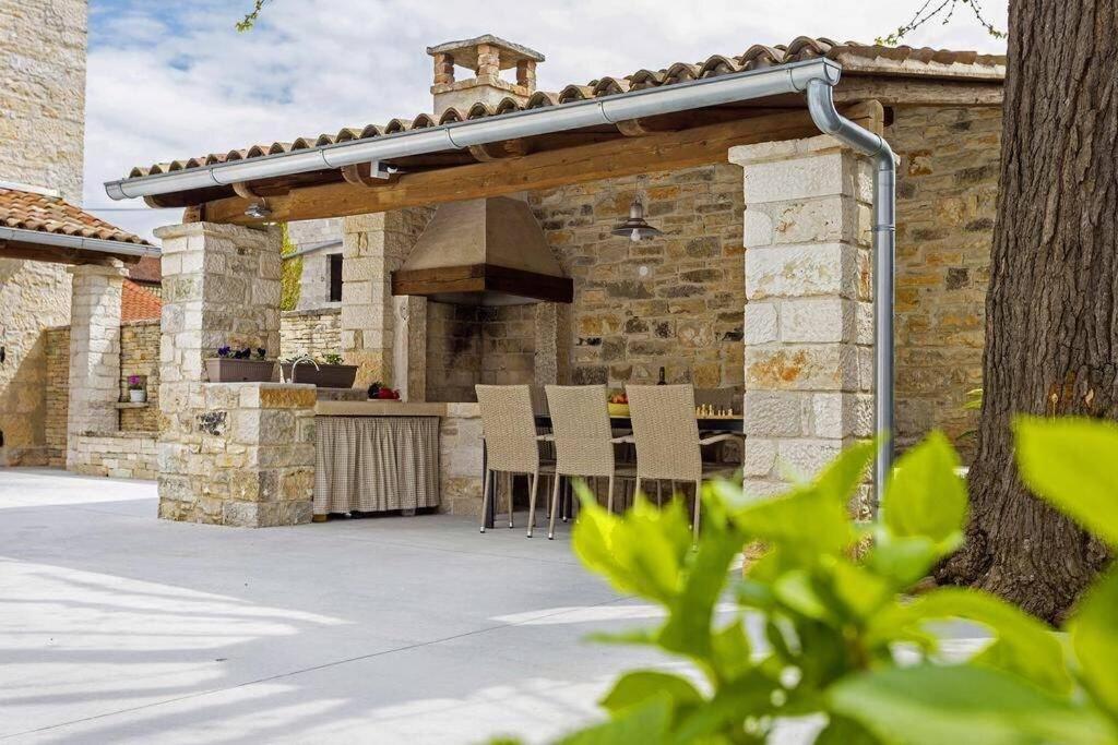 House Kristina **** Villa Burići Exteriör bild